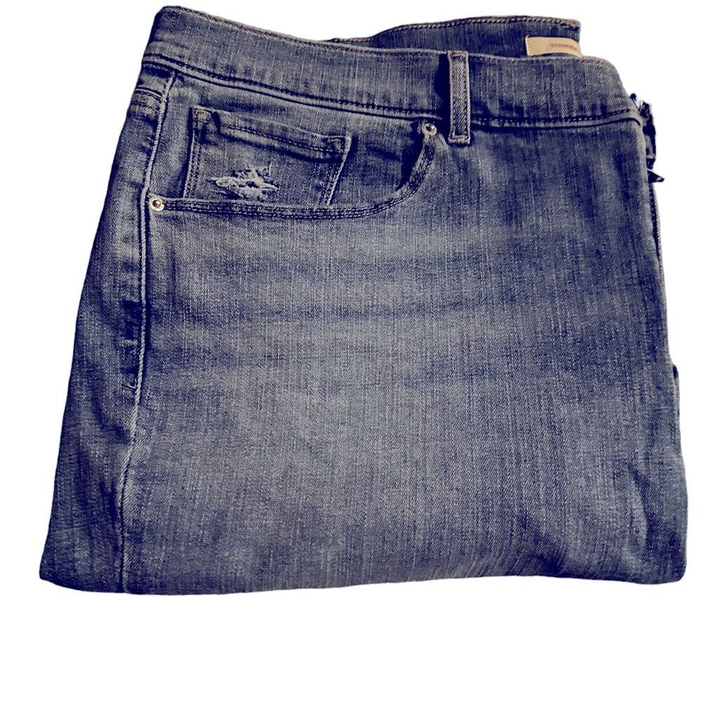 Levi’s Bermuda shorts prelove condition size 34.